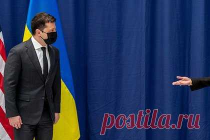 Стало известно о частной просьбе США к Зеленскому по переговорам с Россией. Администрация президента США в частном порядке украинского лидера Владимира Зеленского показать открытость к переговорам с Россией, выяснила The Washington Post. При этом, утверждают источники издания, одновременно Белый дом настаивает, чтобы Киев публично отказывался участвовать в мирных переговорах