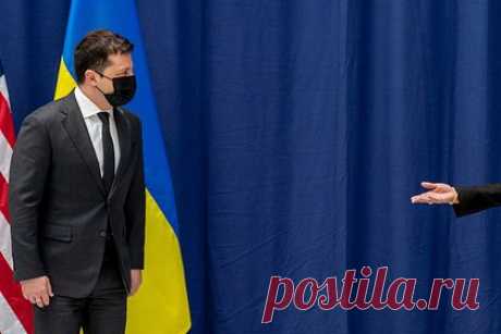 Стало известно о частной просьбе США к Зеленскому по переговорам с Россией. Администрация президента США в частном порядке украинского лидера Владимира Зеленского показать открытость к переговорам с Россией, выяснила The Washington Post. При этом, утверждают источники издания, одновременно Белый дом настаивает, чтобы Киев публично отказывался участвовать в мирных переговорах