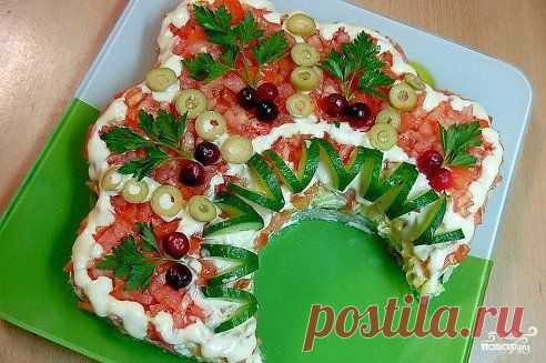 Салат "Русская красавица" 
http://povar.ru/recipes/salat_russkaya_krasavica-9674.html

Салат "Русская красавица" - кулинарный рецепт на Повар.ру
Салат "Русская красавица" - очень вкусный, популярный, эффектный салат, достойный вашего праздничного стола. Поведаю вам очень простой рецепт салата "Русская красавица" - разберется каждый!