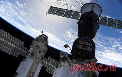 Возвращение "киноэкипажа" с МКС на Землю. Видеотрансляция. Актриса Юлия Пересильд и режиссер Клим Шипенко пробыли на орбите 12 суток