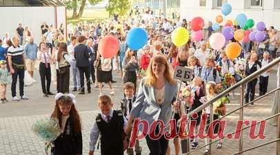 Выходной для родителей, выплата учителям и пособия школьникам: какие изменения к 1 сентября обсуждают в Госдуме. На рассмотрение в Госдуму вносится законопроект, гарантирующий родителям школьников один неоплачиваемый выходной 1 сентября. Вместе с тем депутаты обратились к правительству с просьбой ввести единовременную выплату педагогам к 1 сентября в размере одного оклада, а также внесли в нижнюю палату проект о выплатах всем семьям с детьми на сборы к школе. Кого и при каких условиях могут…