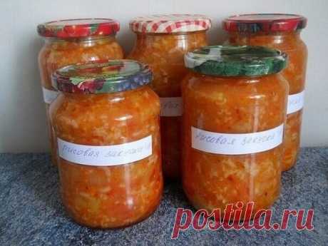 Рисовая закуска.
Уже много лет мы делаем рисовую закуску. Кто и когда нам дал этот рецепт - уже и не помним, но съедается на УРА! Это достаточно сытный гарнир к мясным блюдам, ведь помимо овощей в закуске есть и рис. Делюсь рецептом с теми, кто еще такое не далал.
Рецепт очень простой в приготовлении.
Ингридиенты:
3 кг помидор, 0,5 кг лука, 0,5 кг моркови, 12 шт сладкого перца, 6 ч.л. соли, 1 стакан сахара, 300 гр подсолнечного масла, 1 стакан сырого риса.
Приготовление:
п...