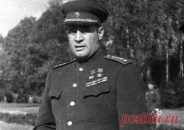 Генерал Черняховский: как погиб талантливый полководец 








Ивана Даниловича Черняховского называли вторым Суворовым. Да и он сам говорил, что предпочитает умереть в бою, нежели в теплой постели. Все почти так и случилось. Смерть действительно настигл…