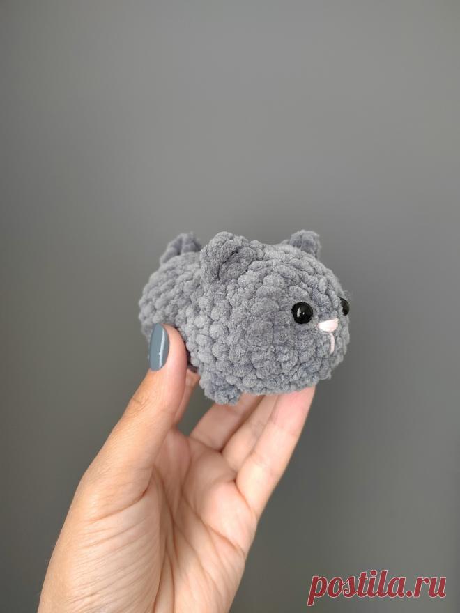 PDF Пухлые котята крючком. FREE crochet pattern; Аmigurumi toy patterns. Амигуруми схемы и описания на русском. Вязаные игрушки и поделки своими руками #amimore - маленькие котята, плюшевый котик, забавный кот из плюшевой пряжи, кошка, кошечка, котёнок.