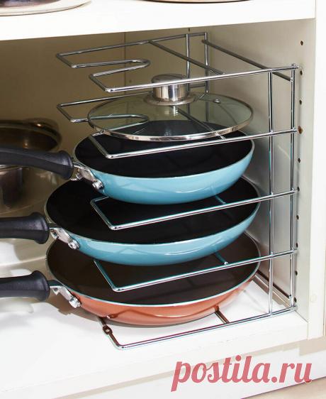 Куда убрать кастрюли, шкафы ломятся от крышек, разлетается фольга и пергамент? Наводим порядок на кухне раз и навсегда  Вы не поверите, сколько времени мы тратим, пытаясь навести на плите чистоту. А ведь все находится буквально под рукой! Ложечка, которая поможет избавиться от запахов на кухне В ней содержится природный антисептик - соль, который не дает размножаться бактериям. Если вы забыли закрыть кастрюлю крышкой, а в ней остались кусочки пищи, то соль впитает запах. Не нужно выбрасывать с…