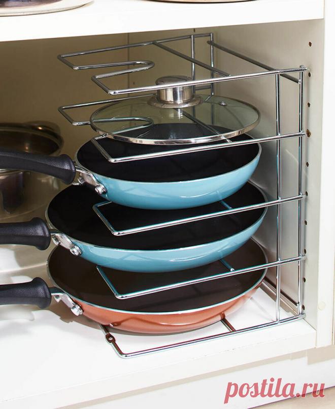 Куда убрать кастрюли, шкафы ломятся от крышек, разлетается фольга и пергамент? Наводим порядок на кухне раз и навсегда  Вы не поверите, сколько времени мы тратим, пытаясь навести на плите чистоту. А ведь все находится буквально под рукой! Ложечка, которая поможет избавиться от запахов на кухне В ней содержится природный антисептик - соль, который не дает размножаться бактериям. Если вы забыли закрыть кастрюлю крышкой, а в ней остались кусочки пищи, то соль впитает запах. Не нужно выбрасывать с…