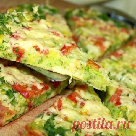 КАБАЧКОВАЯ ПИЦЦА С ПОМИДОРАМИ:ОЧЕНЬ ПРОСТО И ВКУСНО!

Итого на 100 грамм - 90.37 ккал: Белки- 5.39 Жиры - 2.62Углеводы - 10.9

Ингредиенты:
Кабачок - 600 г
Яйцо - 2 шт
Мука цельнозерновая - 1 ст
Сода - 1/2 ч. л
Соль, перец - по вкусу

Для начинки:
Помидоры - 3 шт
Грибы отварные 100 г (у нас шампиньоны)
Сыр нежирный - 100 г

Приготовление:
Кабачки молодые очистить. Если кабачки зрелые, то удалить семена.
И натереть на крупной терке. Добавить соль, яйца и перемешать. Поперчи...