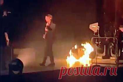 На концерте рок-группы Panic! At The Disco произошел пожар. На концерте рок-группы Panic! At The Disco в американском штате Миннесота произошел пожар. Возгорание было сбоку от выступающих артистов, однако выступление не прервали: солист коллектива Брендон Ури продолжил танцевать и петь. Работникам сцены удалось ликвидировать пожар при помощи огнетушителя.