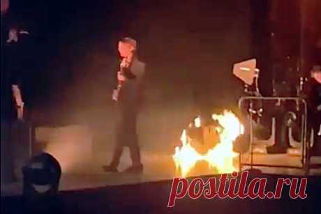 На концерте рок-группы Panic! At The Disco произошел пожар. На концерте рок-группы Panic! At The Disco в американском штате Миннесота произошел пожар. Возгорание было сбоку от выступающих артистов, однако выступление не прервали: солист коллектива Брендон Ури продолжил танцевать и петь. Работникам сцены удалось ликвидировать пожар при помощи огнетушителя.
