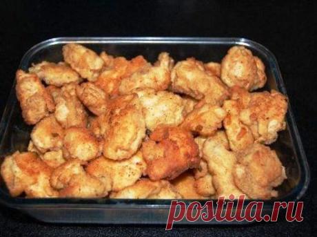 Куриное филе в кляре. Это вкусное и нежное мясо быстрого приготовления нравится всем: и тому, кто готовит, и тому, кто его «уплетает за обе щеки». Простой рецепт здесь: https://www.facebook.com/zhenskiklub/posts/662187220497857