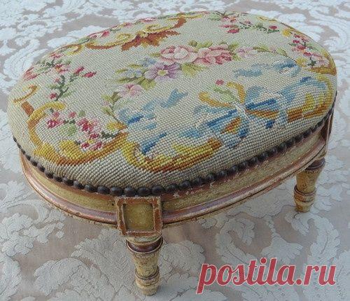 старинная скамеечка с вышивкой.