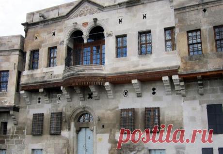 Հայկական հետքեր...
Կայսերիի կենտրոնական հատվածում, որտեղ գտնվում է հին քաղաքը, որտեղ պահպանված է մի ամբողջ հայկական թաղամաս: 19-րդ դարում այստեղ ապրել են հայ մեծահարուստների` Էֆենդիաղլարների, Դուլգերօղլուների, Գուրբազների, Կոմյուչուղլիների, Բեզիրչիօղլուների ընտանիքները:
Այսօր պահպանվել են ժամանակին այստեղ ապրած յոթ հայ մեծահարուստների տները...բնականաբար ազգանունների վերջավորությունները փոփոխվել են:
Կայսերի (Կեսարիա) քաղաքը Շամիրամի կախովի այգիներն է հիշեցնում: