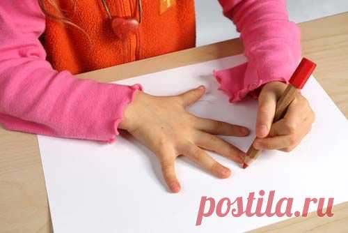 Наша задача, помочь малышу развить и кисть.
Это не очень трудно, стоит только понять, что надо делать. Для развития моторики руки и пальчиков можно подобрать любое маленькое стихотворение, потешку и совместить с движением кисти или пальчиков.