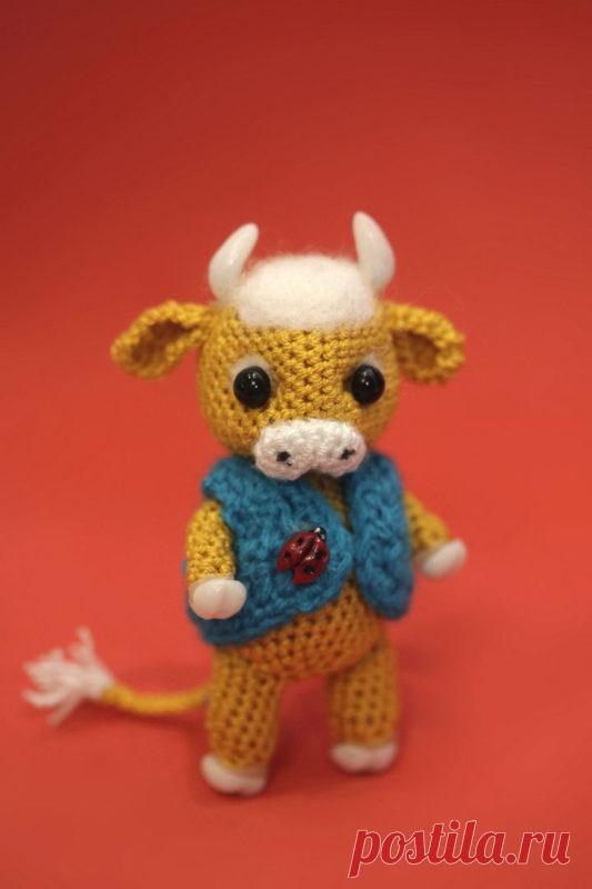 Вяжем маленького бычка крючком простая схема с описанием Сегодня вяжем маленького бычка в стиле амигуруми. Размер - 9 см, лапки сгибаются. Жилетка у бычка снимается. Рожки, копытца и божья коровка сделаны из