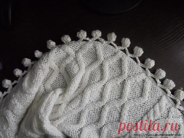 Обвязка края изделия помпонами. Мастер-класс

Делаем начальную петлю

Находим уголок изделия или то место, с которого начнется обвязка и протягиваем начальную петельку в петлю основания изделия

Провязываем цепочку из 6 петель

Делаем накид на крючок

В третью петельку цепочки провязываем столбик с накидом , Но с открытой вершинкой, т.е не довязываем последнюю петельку данного столбика, на крючке должно получится 2 петельки.

В ту же петельку цепочки ( в которую только что...