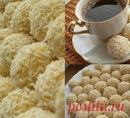 Пирожное рафаэлло за час 
Как же я их люблю!
Ингредиенты: 
Кукурузные палочки 1 упаковка 60 гр 
Сгущенное молоко 1 банка 
Орехи, коксовая стружка 
Приготовление: 
1. Кукурузные палочки пропускаем через мясорубку, добавляем сгущенку, перемешиваем. 
2. Теперь из массы формируем маленькие шарики внутрь кладем кусочек орешка, обваливаем в кокосовой стружке. 
3. Все - пирожное готово. Отправляем - в холодильник на 1 час.