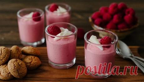 Малиновый мусс на День святого Валентина 

Нежный малиновый мусс поднимет настроение в любое время года. Для этого рецепта подойдут замороженные ягоды. 

Ингредиенты: 

4 листа желатина 
500 г малины 
80 г сахара 
500 мл сливок для взбивания 

Приготовление: Замочить желатин в холодной воде. Малину нагреть в сотейнике вместе с сахаром, затем протереть смесь через сито, чтобы удалить косточки. Добавить набухший желатин и хорошо перемешать. 

Взбить холодные сливки, добавить...