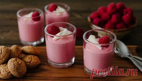 Малиновый мусс на День святого Валентина 

Нежный малиновый мусс поднимет настроение в любое время года. Для этого рецепта подойдут замороженные ягоды. 

Ингредиенты: 

4 листа желатина 
500 г малины 
80 г сахара 
500 мл сливок для взбивания 

Приготовление: Замочить желатин в холодной воде. Малину нагреть в сотейнике вместе с сахаром, затем протереть смесь через сито, чтобы удалить косточки. Добавить набухший желатин и хорошо перемешать. 

Взбить холодные сливки, добавить...