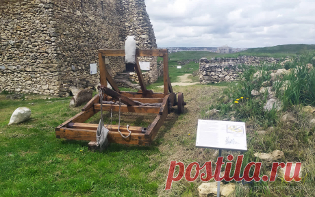 Древнее городище Неаполь Скифский, Крым | Неаполь скифский — крупнейшая и наиболее изученная варварская крепость Северного Причерноморья.
Древнее городище расположено в черте г. Симферополя, на одном из «блоков» куэсты внутренней гряды Крымских гор. Он представляет собой четкий выступ, с северо–востока ограниченный обрывистым, высотой до 80 м склоном к реке Салгир. С северо–запада его ограничивает глубокое ложе Петровской балки.