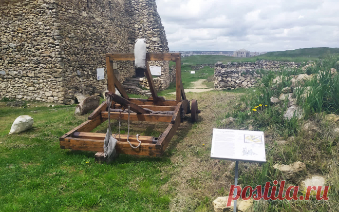 Древнее городище Неаполь Скифский, Крым | Неаполь скифский — крупнейшая и наиболее изученная варварская крепость Северного Причерноморья.
Древнее городище расположено в черте г. Симферополя, на одном из «блоков» куэсты внутренней гряды Крымских гор. Он представляет собой четкий выступ, с северо–востока ограниченный обрывистым, высотой до 80 м склоном к реке Салгир. С северо–запада его ограничивает глубокое ложе Петровской балки.