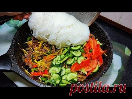 ЭТОТ САЛАТ БЕСПОДОБЕН! Готовлю через день! Фунчоза с мясом! ингредиентылапша для фунчозы200 гр мяса1 лукболгарский перец1 помидор1 огурецукроп,кинза50мл растительного масласоль,перецкинза молотая1 чайная ложка паприка...