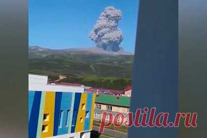 Вулкан возле российского города выпустил столб пепла и попал на видео. Вулкан Эбеко, который находится возле города Северо-Курильск, выпустил столб пепла на высоту 3,7 километра. В результате происшествия никто не пострадал, однако в домах жителей российского города задребезжали стекла. Шлейф пепла растянулся в юго-восточном направлении на 10 километров.