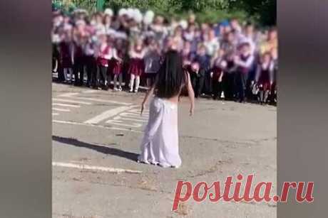 Исполнившая танец живота перед детьми в День знаний россиянка объяснилась. Учительница из Хабаровска, которая исполнила танец живота на праздничной линейке перед детьми в День знаний, объяснилась. Она попросила прощения за свой номер. По словам педагога, под бликами солнечного света создавался эффект обнаженного тела. На самом деле костюм был полностью закрытым, отметила она.