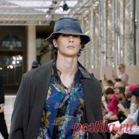 Публикация Louis Vuitton Official в Instagram • Июн 27 2017 в 3:53 UTC 53.8 тыс. отметок «Нравится», 202 комментариев — Louis Vuitton Official (@louisvuitton) в Instagram: «Kinetic and fluid silhouettes. Watch the #LouisVuitton #LVMenSS18 Fashion Show by @MrKimJones now…»
