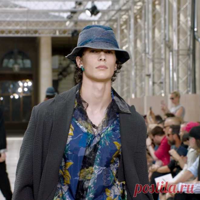 Публикация Louis Vuitton Official в Instagram • Июн 27 2017 в 3:53 UTC 53.8 тыс. отметок «Нравится», 202 комментариев — Louis Vuitton Official (@louisvuitton) в Instagram: «Kinetic and fluid silhouettes. Watch the #LouisVuitton #LVMenSS18 Fashion Show by @MrKimJones now…»