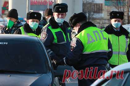Россиян предупредили о штрафе за езду на механике. Если автомобилист учился в автошколе и сдавал экзамен на водительские права на машине с автоматической трансмиссией, то за езду на механике он может получить штраф. Об этом предупредил руководитель проекта «Пробок.нет» Александр Шумский. По его словам, обучение на механику и автомат являются разными.