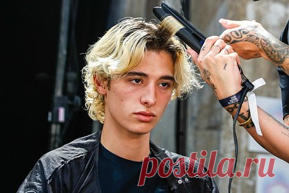 Стилистка дала советы по домашнему уходу за волосами и разозлила подписчиков. Стилистка (имя и фамилия неизвестны) из салона красоты Emmie Hair Salon, расположенный в городе Перт, Шотландия, дала советы по домашнему уходу за волосами и разозлила подписчиков. В первую очередь специалистка призвала зрителей отказаться от применения дешевых шампуней, купленных в супермаркете.