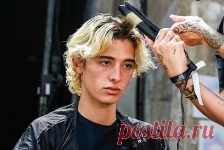 Стилистка дала советы по домашнему уходу за волосами и разозлила подписчиков. Стилистка (имя и фамилия неизвестны) из салона красоты Emmie Hair Salon, расположенный в городе Перт, Шотландия, дала советы по домашнему уходу за волосами и разозлила подписчиков. В первую очередь специалистка призвала зрителей отказаться от применения дешевых шампуней, купленных в супермаркете.