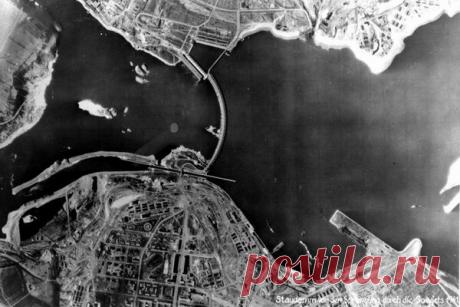 Мифы и факты про взрыв ДнепроГЭСа 18 августа 1941 года 18 августа 1941 г. советское руководство в панике приказало взорвать плотину ДнепроГЭС, по которой в это время шли беженцы и отступающие советские войска. При взрыве образовалась гигантская волна, которая убила ещё несколько тысяч советских граждан и военнослужащих.