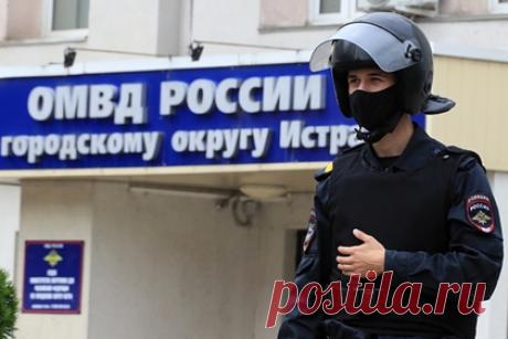 Появилась версия о любовной связи адвоката с организатором побега из ИВС Истры. Следствие проверяет версию о любовной связи организатора побега из ИВС подмосковной Истры Александра Мавриди с его адвокатом, которая могла принести ему гаечный ключ. С помощью инструмента заключенные смогли вскрыть металлическую дверь камеры. Мавриди накануне побега попросил перевести его в камеру к землякам.