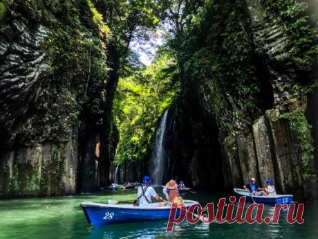 Ущелье Такачихо Это красивейшее ущелье и одна из главных достопримечательностей острова Кюсю. Находится на реке Гокасэгава, около горного городка Такачихо в префектуре Миядзаки. Япония. Там отдыхающим представляется изумительная природа с отвесными базальтовыми скалами, которые образовались в древние...