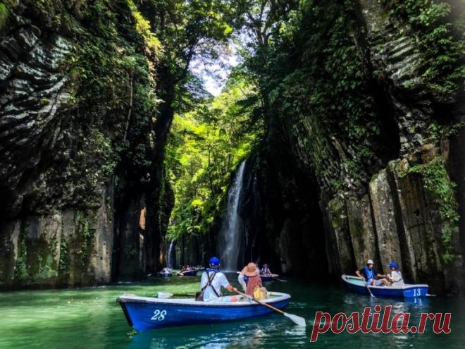 Ущелье Такачихо Это красивейшее ущелье и одна из главных достопримечательностей острова Кюсю. Находится на реке Гокасэгава, около горного городка Такачихо в префектуре Миядзаки. Япония. Там отдыхающим представляется изумительная природа с отвесными базальтовыми скалами, которые образовались в древние...