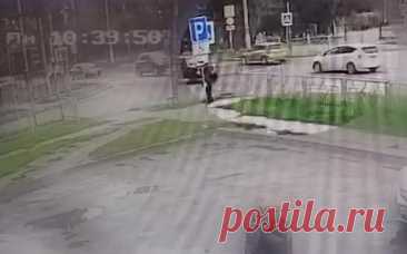 В Бердске машина сбила на тротуаре мать с двумя детьми. В Бердске в Новосибирской области женщина за рулем автомобиля Kia сбила мать с детьми, которые находились на тротуаре, сообщила в телеграм-канале пресс-служба регионального МВД.