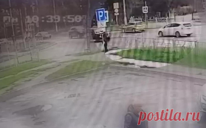 В Бердске машина сбила на тротуаре мать с двумя детьми. В Бердске в Новосибирской области женщина за рулем автомобиля Kia сбила мать с детьми, которые находились на тротуаре, сообщила в телеграм-канале пресс-служба регионального МВД.