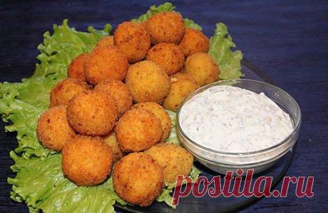 РЫБНЫЕ КРОКЕТЫ ИЗ ТРЕСКИ со сметанным соусом – красивое и вкусное блюдо, очень похожее на ресторанное. Вполне похоже на кулинарный шедевр! Приготовление смотрите здесь >> https://raznosole.com/krokety-iz-treski/