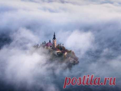Мариинская церковь в облаках, озеро Блед, Словения