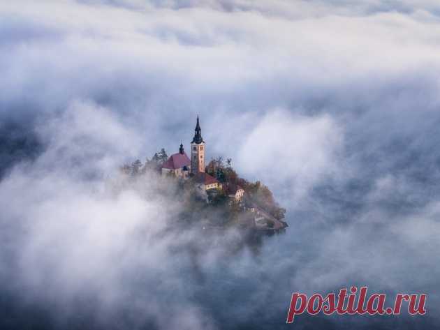 Мариинская церковь в облаках, озеро Блед, Словения