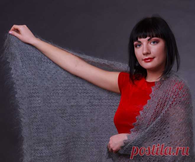 Купить серый пуховый палантин ручной работы в Москве