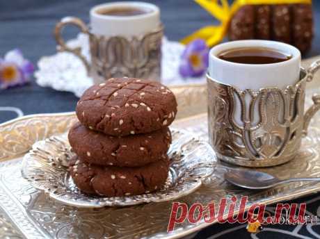 Шоколадное печенье с кунжутом.