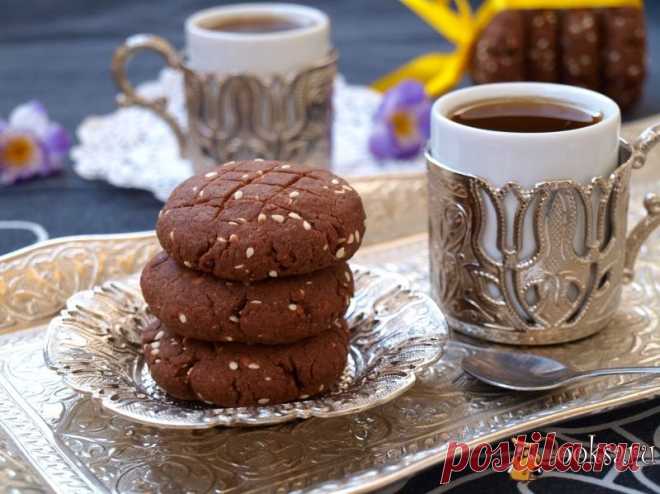 Шоколадное печенье с кунжутом.