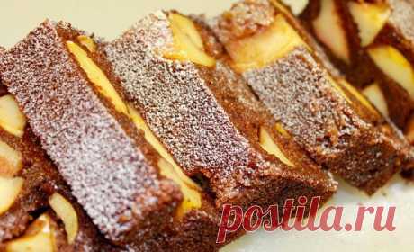 Полезный и вкусный десерт из манки с яблоками. Готовится легко, съедается очень быстро!