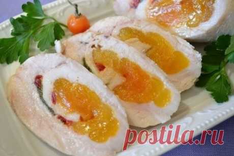 Куриные колбаски-рулетики с курагой
Вкусное сочное мясо! Такие рулеты прекрасно подойдут для всех случаев: от завтрака до праздничного стола!
Вам потребуется:
Грудки куриные филе – 4 шт. больших
Соль, специи – по вкусу
Курага – по 4-5 шт. на рулетик
Шалфей – по 2-3 листочка на рулетик
Перец горький – по 3-4 колечка на рулетик
Как готовить:
1. Курагу замочить горячей водой, промыть, воду слить, курагу просушить полотенцем.
2. Куриное филе освободить от маленьких боковых филешек, накрыть пле