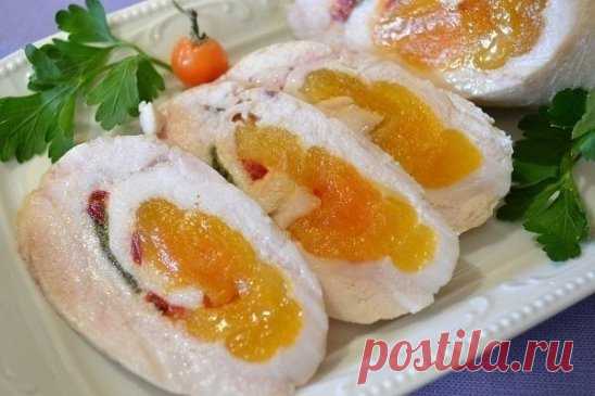 Куриные колбаски-рулетики с курагой
Вкусное сочное мясо! Такие рулеты прекрасно подойдут для всех случаев: от завтрака до праздничного стола!
Вам потребуется:
Грудки куриные филе – 4 шт. больших
Соль, специи – по вкусу
Курага – по 4-5 шт. на рулетик
Шалфей – по 2-3 листочка на рулетик
Перец горький – по 3-4 колечка на рулетик
Как готовить:
1. Курагу замочить горячей водой, промыть, воду слить, курагу просушить полотенцем.
2. Куриное филе освободить от маленьких боковых филешек, накрыть пле