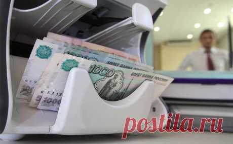 Россияне сократили объем наличных на руках впервые за полтора года. В сентябре произошло первое с весны 2022 года сокращение объема наличных денег у населения, не обусловленное сезонностью. Эксперты связывают это с резким ростом ставок по вкладам, но не считают приток денег в банки устойчивым