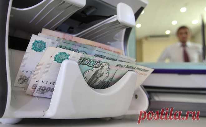 Россияне сократили объем наличных на руках впервые за полтора года. В сентябре произошло первое с весны 2022 года сокращение объема наличных денег у населения, не обусловленное сезонностью. Эксперты связывают это с резким ростом ставок по вкладам, но не считают приток денег в банки устойчивым