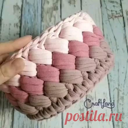 Интересный способ вязания корзиночки.